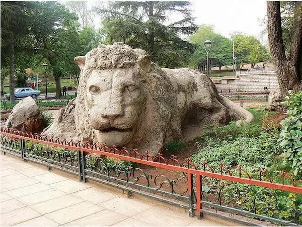 Lion stone