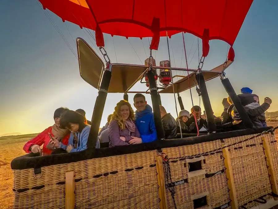 tourists air balloon